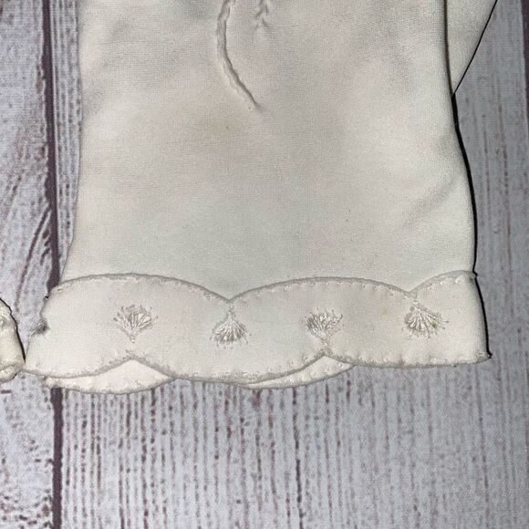 Vintage scallop edge embroidered white gloves 
XS/small women - Picture 3 of 7